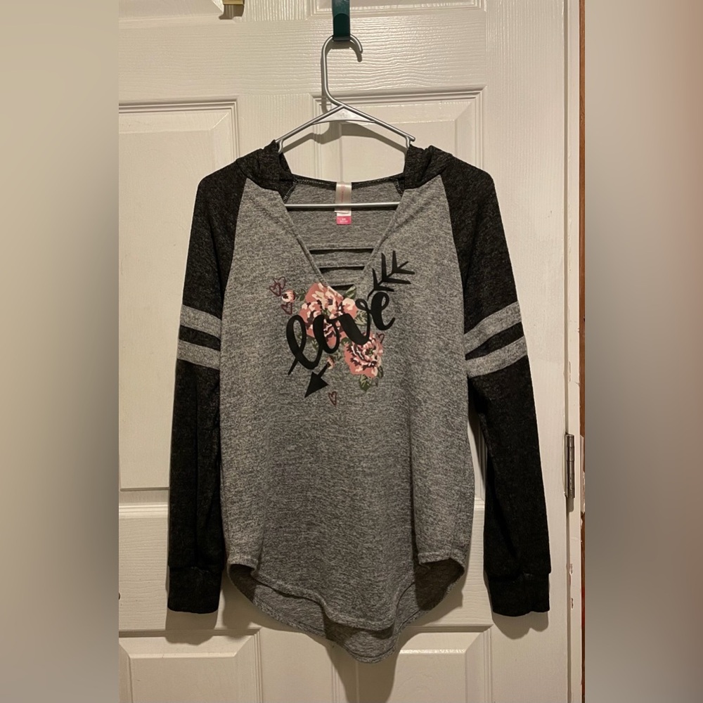 Juniors’ Pull Over Lightweight Hoodie in Great Condition. Size L (11-13). $7